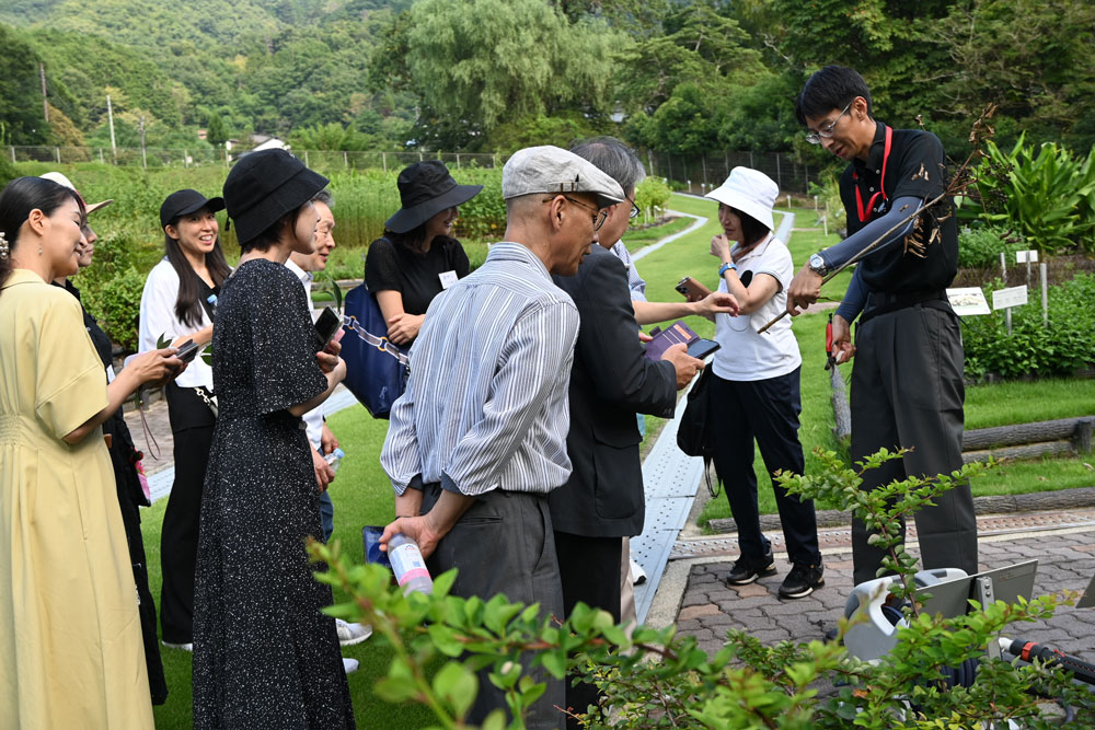 植物園を見学する様子