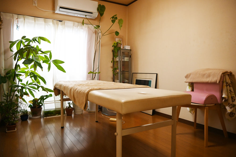 あったかい雰囲気の治療室、他に子どものための和室やお年寄り用の低いベッドがある部屋もある
