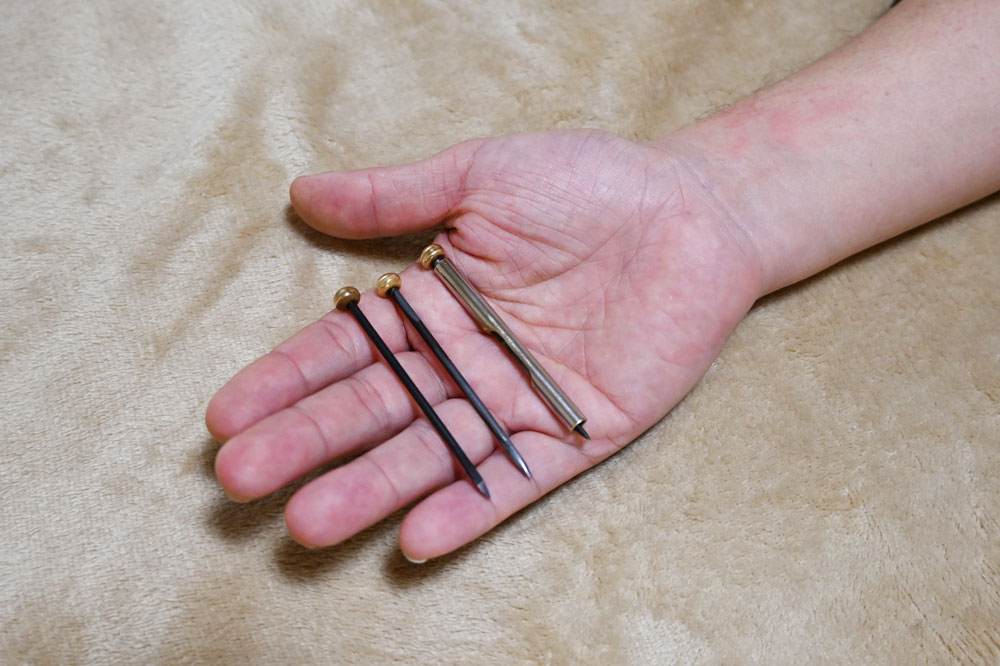大師流小児はり。左から基本のもの、先を尖らせたもの、弱三