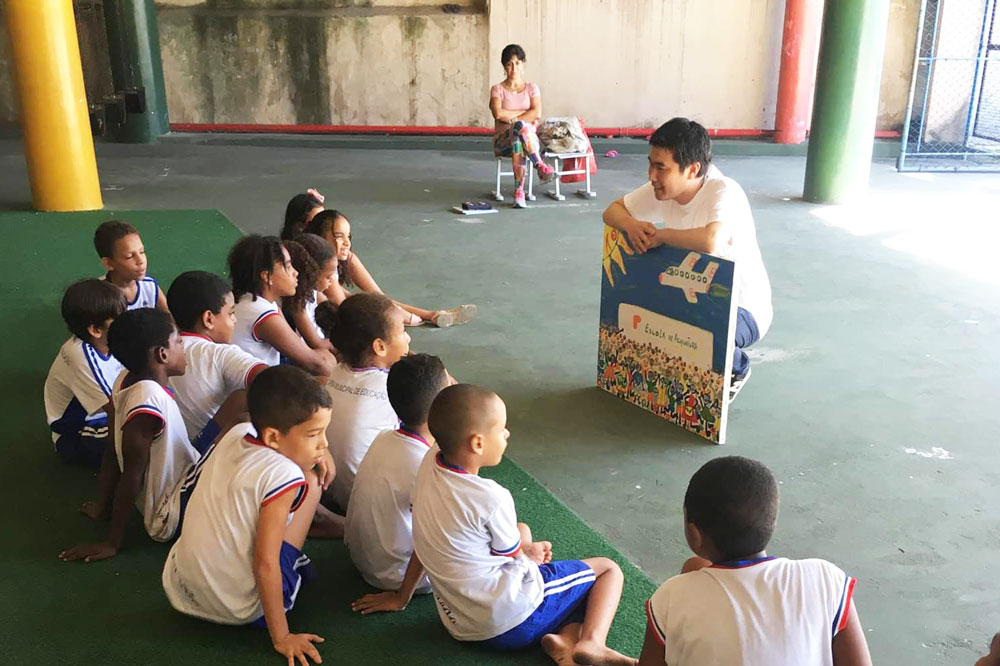 ブラジルの小学校で子どもや地域住民に鍼灸やプロジェクトの説明する