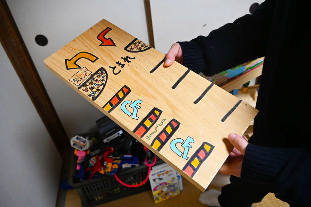 子どもをしっかりみる秘策は自作のおもちゃ。ガレージにみたて車を並べて遊ぶ