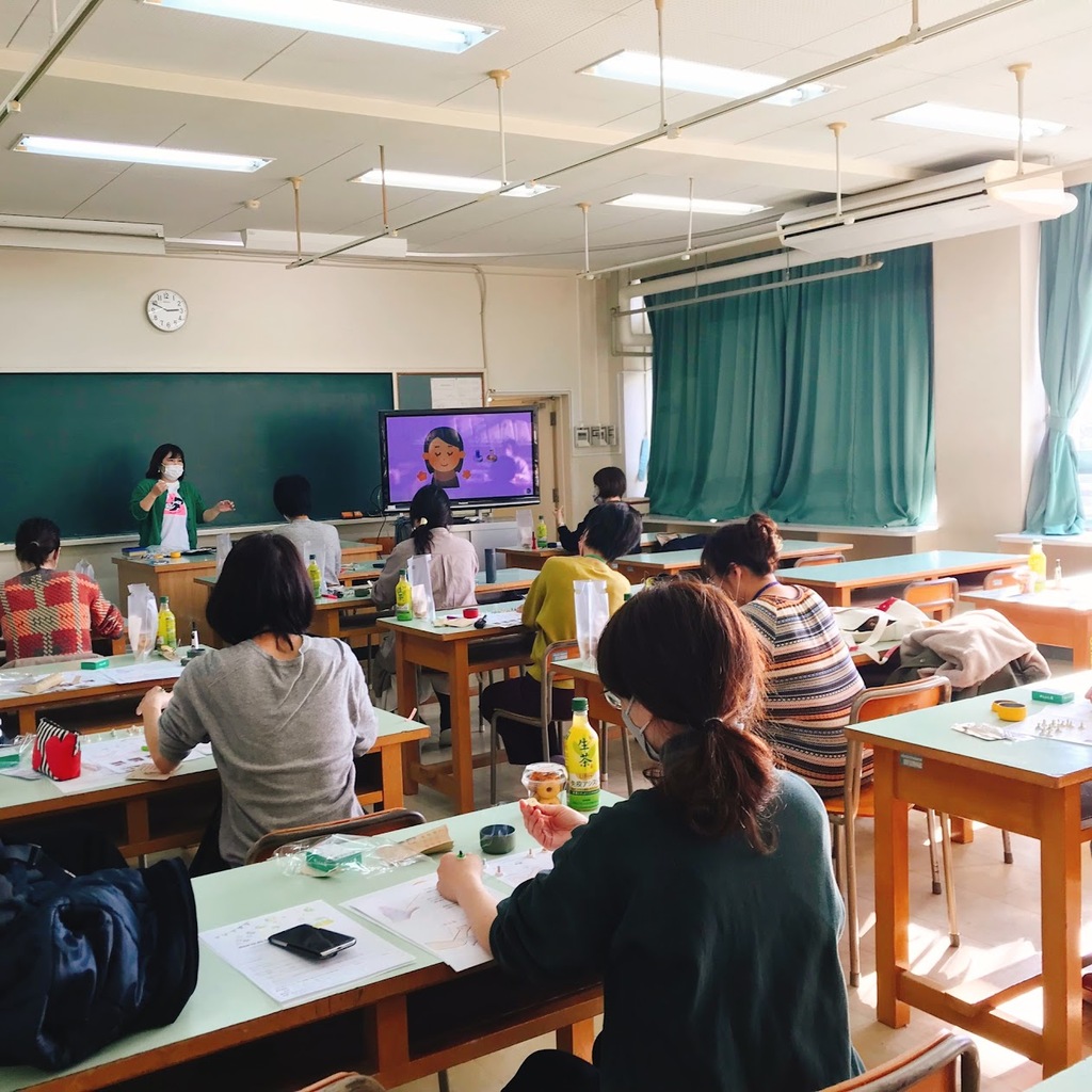 中学のPTAの講習会にて。分かりやすく効果と使い方を説明したのち、ゆっくりとお灸を楽しんでもらう