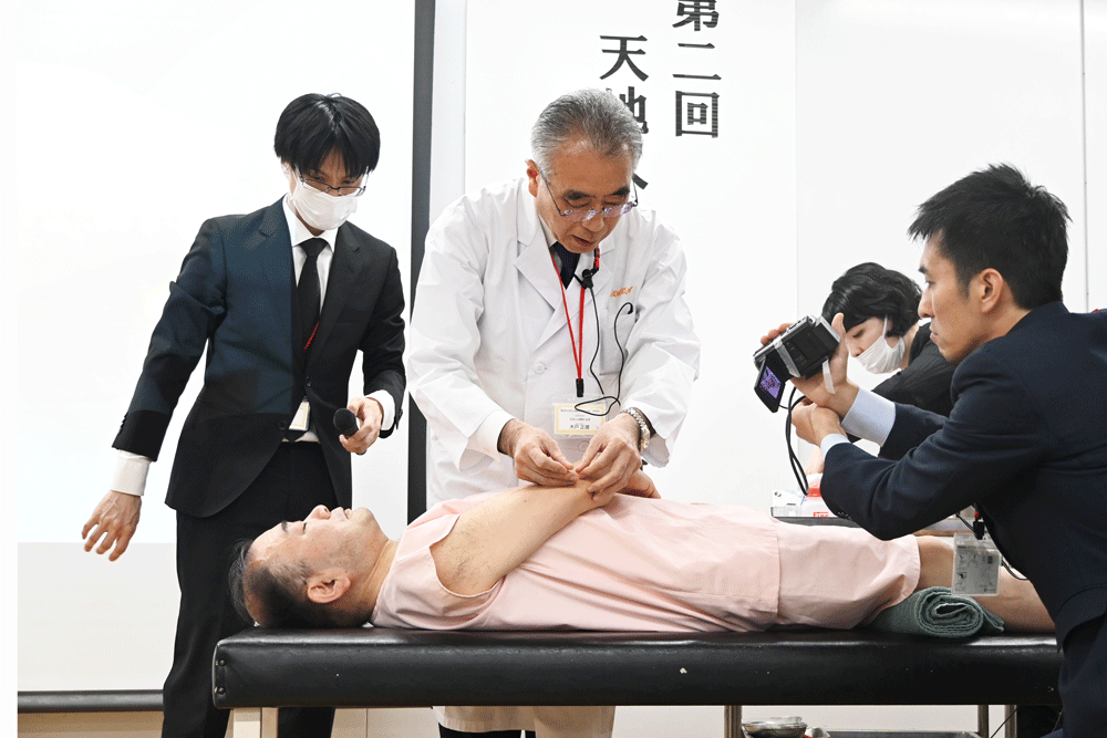 木戸正雄氏。方向や深さを解説しながら小海に鍼を行う