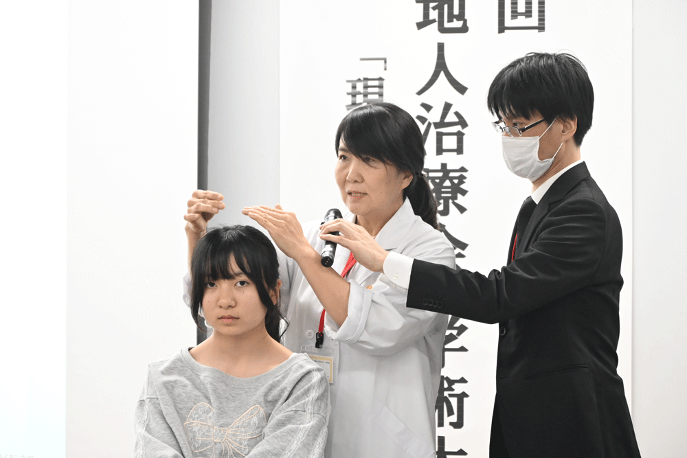 子どもとの接し方もアドバイスしながら実技をする武藤厚子氏