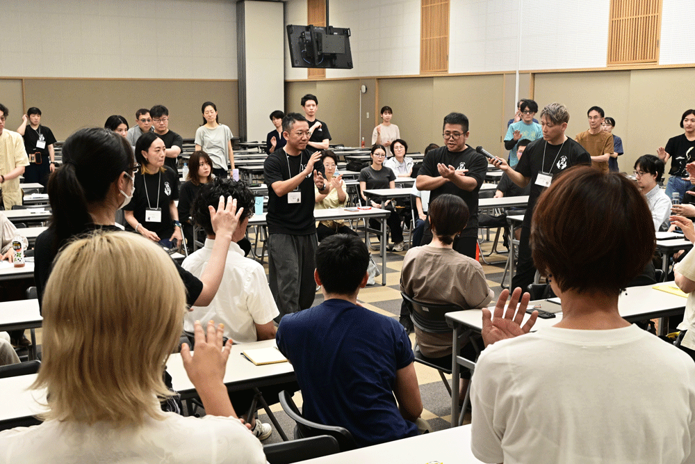 中央で動作の手本を見せているのが葛西氏、その左はナビゲートを務めた鋤柄誉啓氏（お灸堂）、挟んで右は奥氏