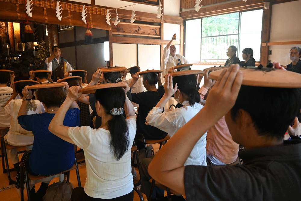 祈祷中は張り詰めた空気が漂う