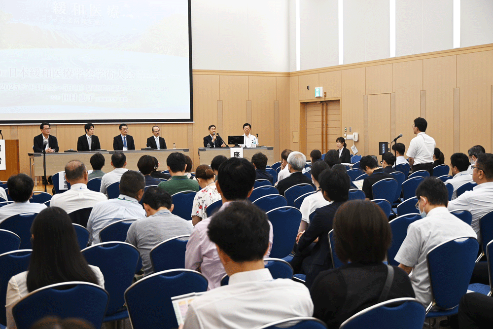 質疑では会場も巻き込み、鍼灸師の雇用形態や療養費問題など実務的な内容も細かに話された