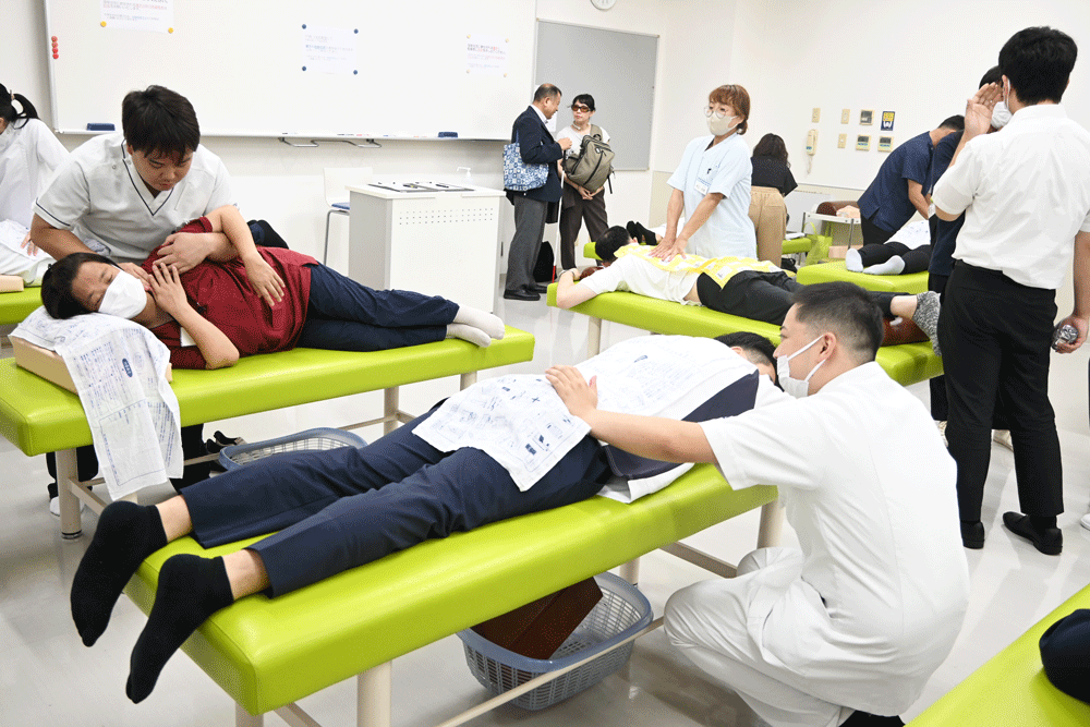 技術を説明しながら体験し合い、意見を交換する。その様子を見るのも勉強になると学生