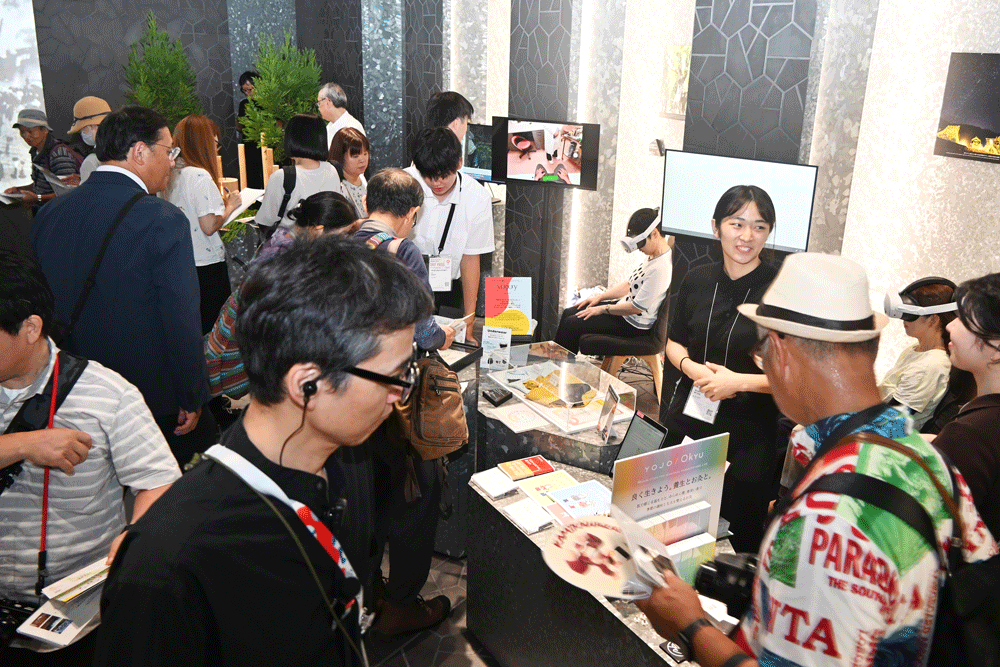 京都ゾーン『ICHIZA KYOTO　一座きょうと』。京瓦で彩られたシックな空間で一定期間ごとに展示を入れ替え京都の魅力を発信