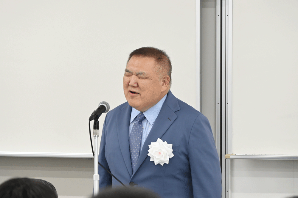 開会の辞を述べる実行委員長の坂本一氏（一枝のゆめ財団理事）