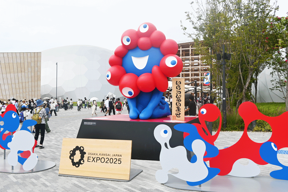大阪・関西万博の公式キャラクターミャクミャクがお出迎え