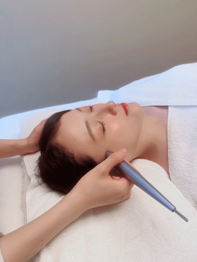 美容鍼施術の前にほぐして、巡らせる。リラックスした状態から鍼に進めばより効果が見込める