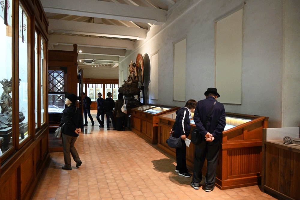 展示には、注目の表記を指し示すヒントが添えられているものもあるので探してみて。書き込みからは所有者の興味や疑問をうかがい知ることも