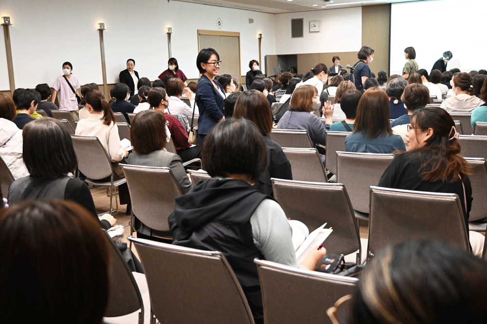 席をぐるりと取り囲むように鍼灸師を配置