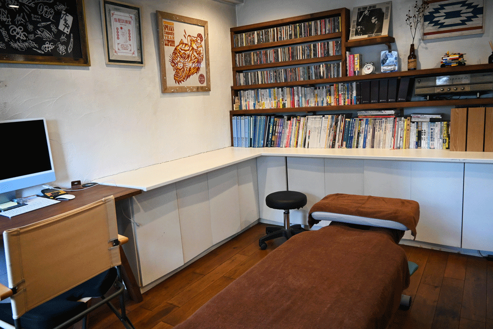 友人作のラックや絵画は楽しみのある空間づくりに一役