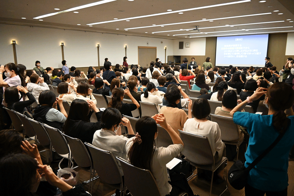 交流集会の様子、会場は大勢の人でうめつくされた