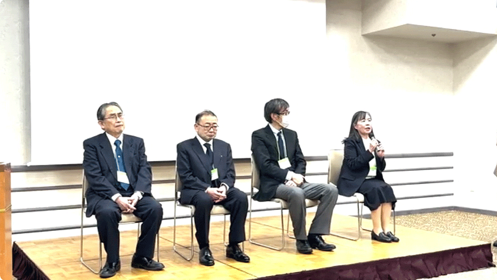 シンポジウムの様子。左から、足立氏、喜島氏、宮本氏、谷氏