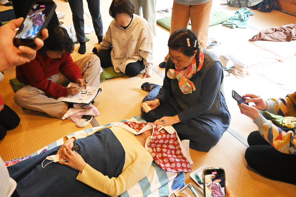 灸を当てた後はすぐにミトンをかぶせるのがコツ