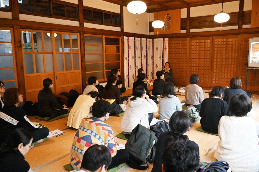 申し込みは満員御礼。本堂は熱心な参加者でいっぱいに