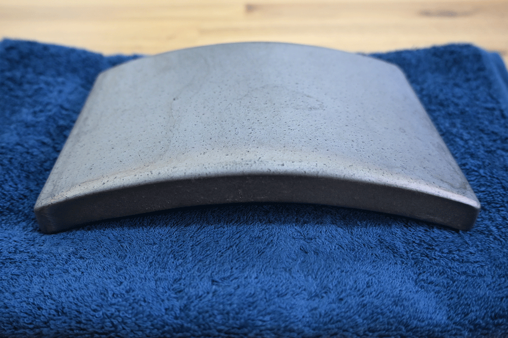 温熱瓦「長久」。体に沿うようにアールがつけられ、湿熱が体を芯から温める