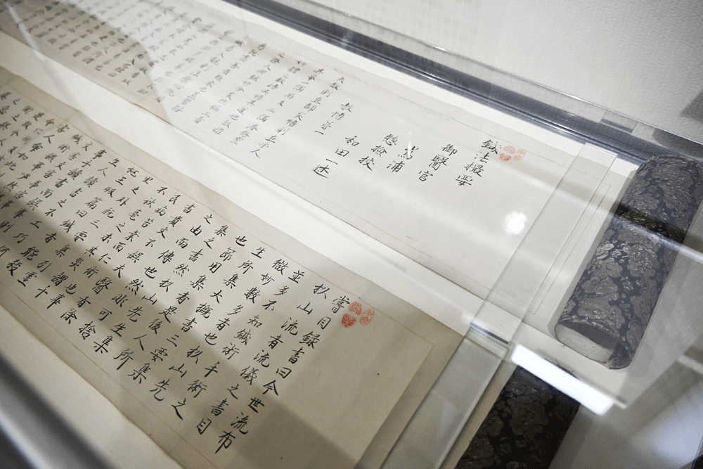 目録の巻の実物。文字がびっしりと綴られた風格のある巻物になっている