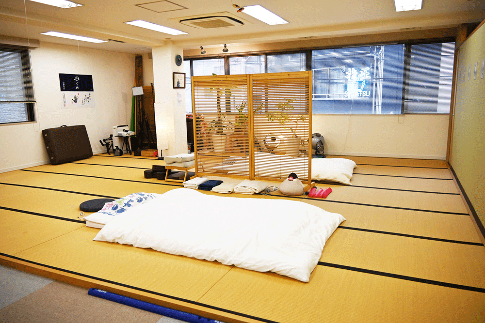 伝統的な指圧スタイルを踏襲して畳の広々とした空間に